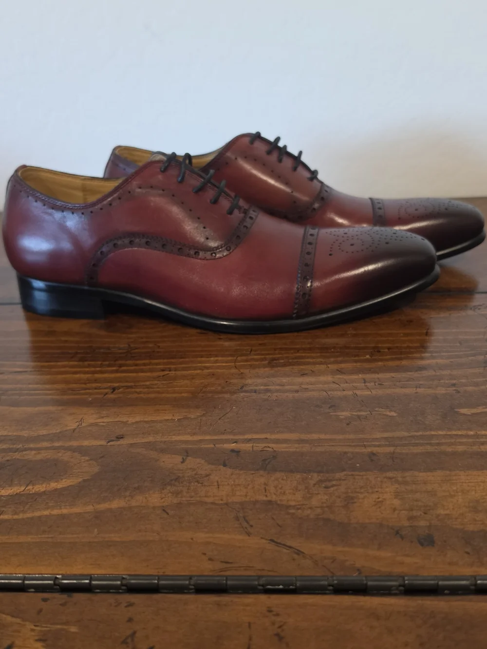 Giovanni Mens Handmade Artisan Leather Oxfords Burgundy Medallion Toe Size 9 NWT